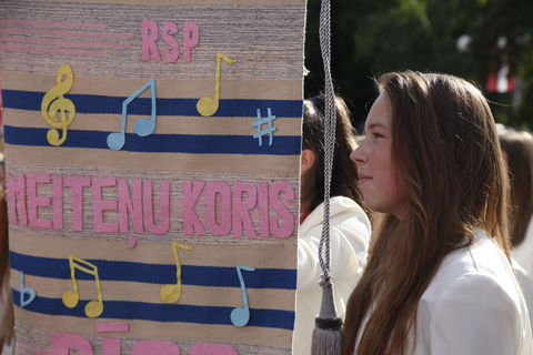 Choir singer with individual choir banner © Studi43