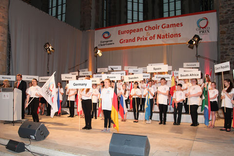Internationale Flaggen und Schilder auf der Eröffnungsbühne