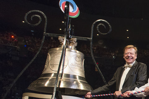 Günter Titsch ringing the World Choir Games Peace Bell © Michael Keating