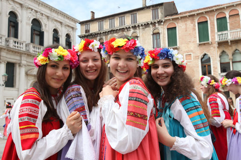 Young singers with wreaths of flowers © Giovanni De Marco