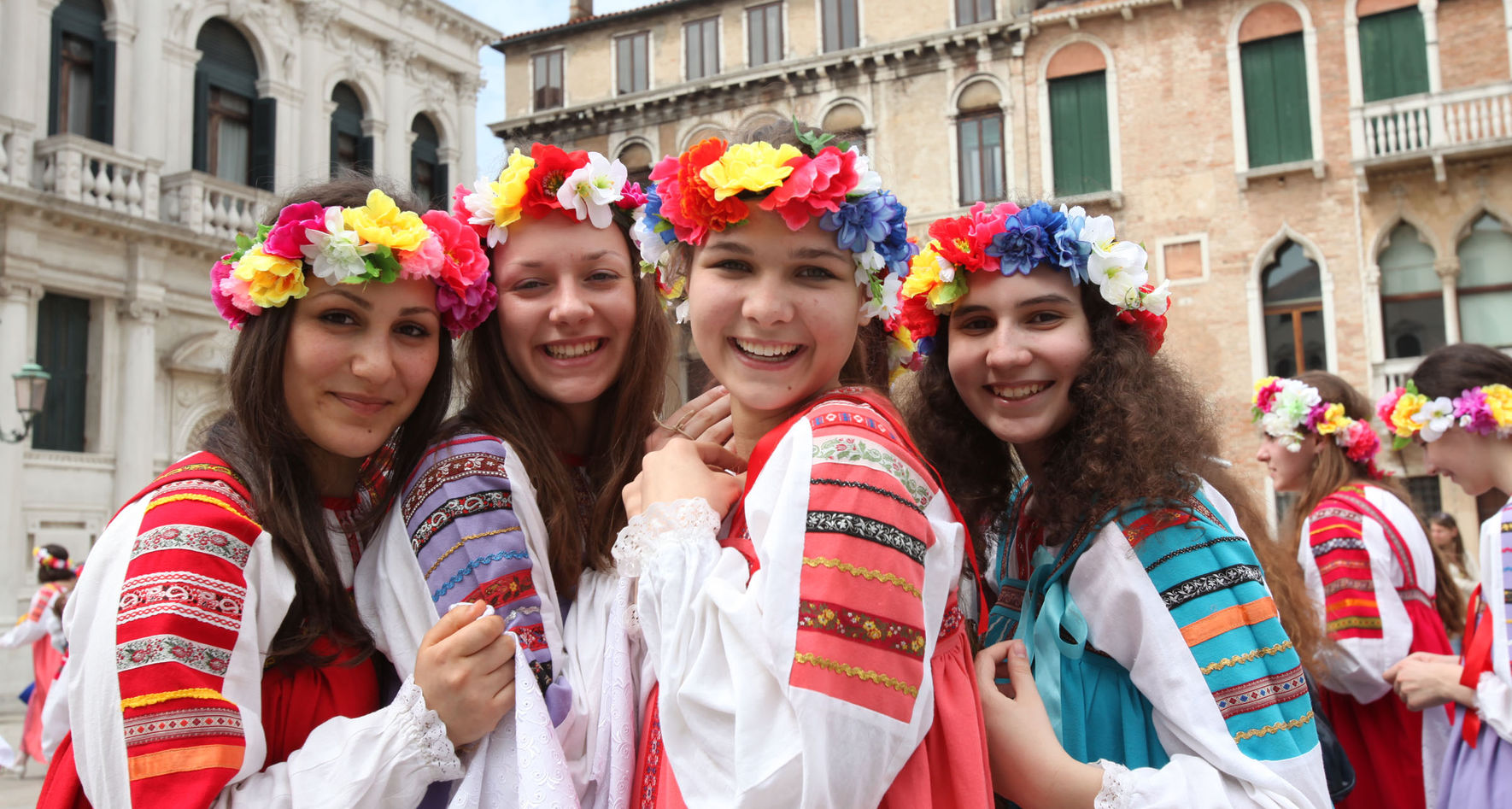 Young singers with wreaths of flowers © Giovanni De Marco