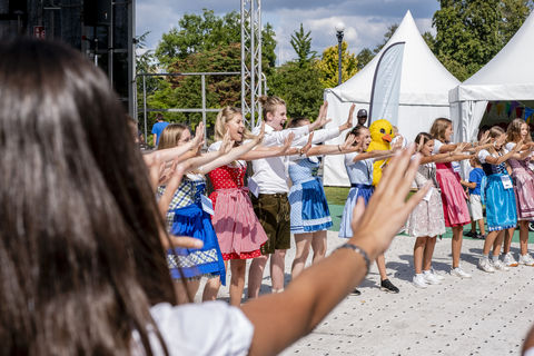 [Translate to de:] Choir singing in the streets of Gothenburg, Sweden © Jonas Persson