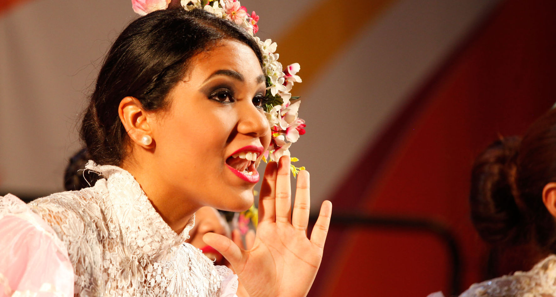 Asian singer performing at Folklore Concert © Studi43