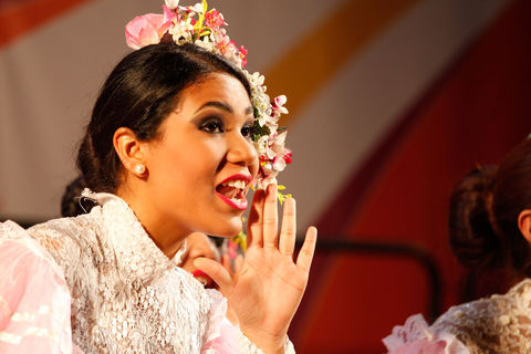 Asian singer performing at Folklore Concert © Studi43