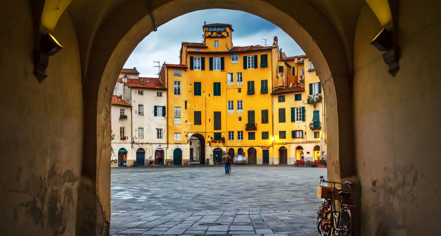 Piazza dell’Anfiteatro in Lucca, Italien © Adobe Stock