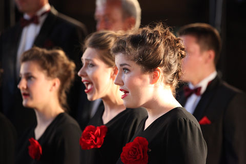 Performing singers