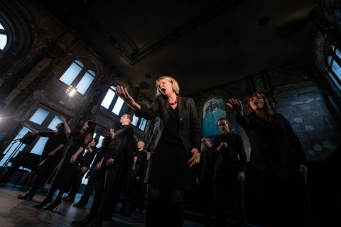 Choir performing on stage © Jonas Persson