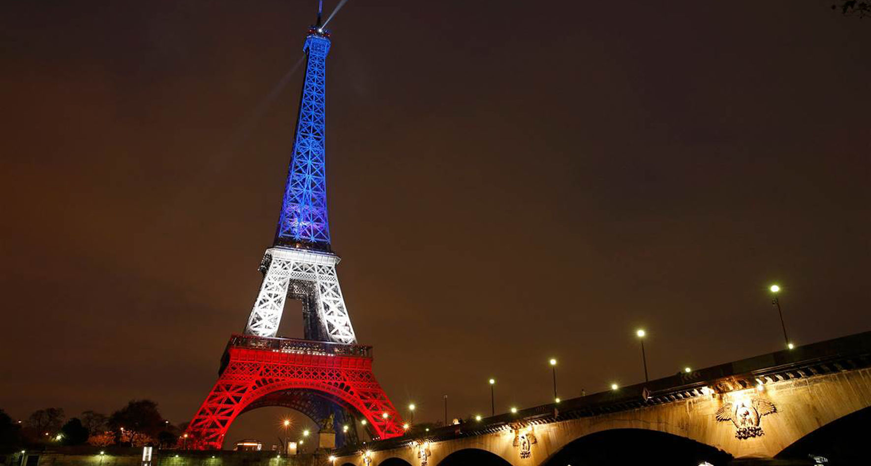 Eiffelturm erleuchtet in französischen Nationalfarben