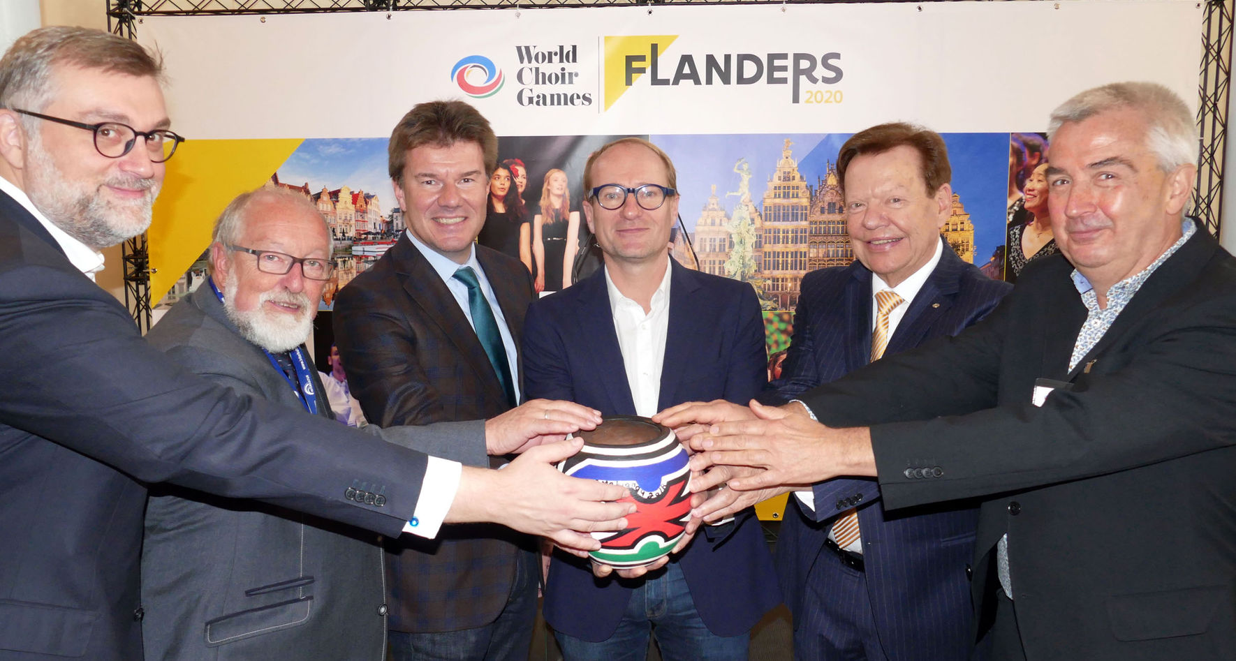Representatives from Flanders and INTERKULTUR with the Choral Olympic Flame © Roger Schmidt