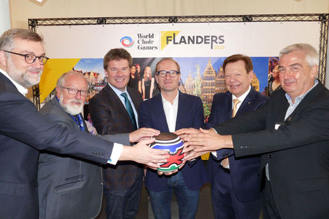 Representatives from Flanders and INTERKULTUR with the Choral Olympic Flame © Roger Schmidt