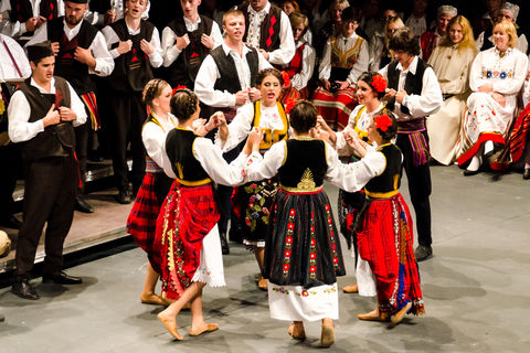 Singing and dancing singers © INTERKULTUR