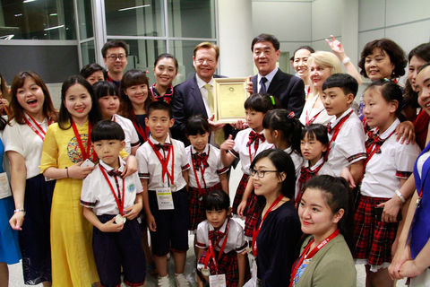 Tianjin Dolphin Hearing Disabled Children’s Choir with Günter Titsch © Roger Schmidt