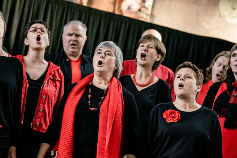 Chor singt auf der Bühne © Jonas Persson
