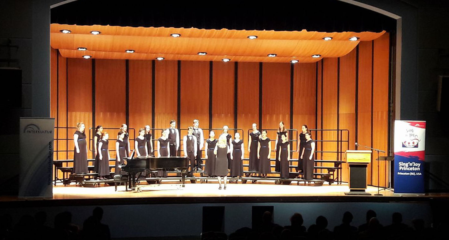 Coral Universitaria (Puerto Rico) on stage at the Opening Concert of Sing'n'Joy Princeton © INTERKULTUR