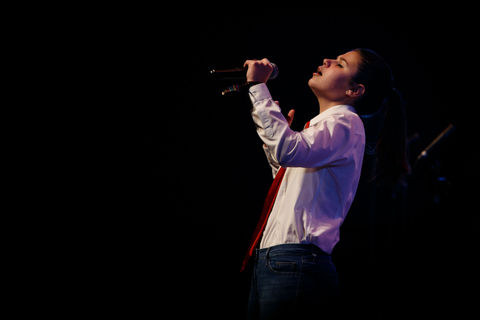 Individual Singer against black backdrop © Nolte Photography 