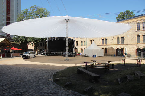 Befestigung des Open-Air-Daches in der Festung Mark