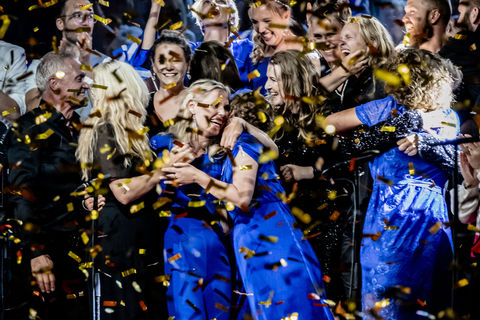 Choir cheering after becoming first © Jonas Persson