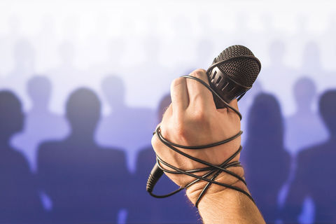 Wie man Bühnenangst bewältigt und mehr Selbstvertrauen beim Singen entwickelt