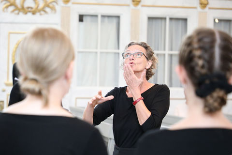 Conductor in front of choir © Studi43