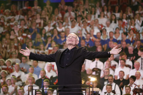 John Rutter dirigiert einen Massenchor © Studi43