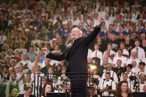 John Rutter conducting © Studi43