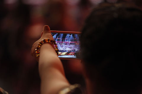 Recording of choir on stage with a mobile phone © Studi43