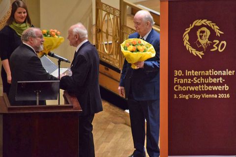 Ralf Eisenbeiß honors Prof. Wild and Prof. Lessky on stage ©INTERKULTUR