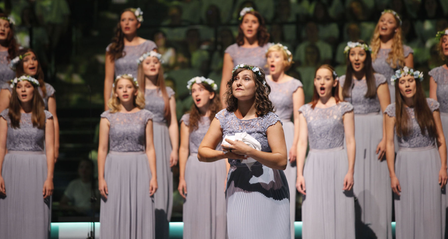 Carmen manet auf der Eurovision Choir-Bühne 2017 © Studi43