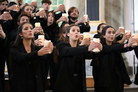 Choir on stage with candles © Studi43