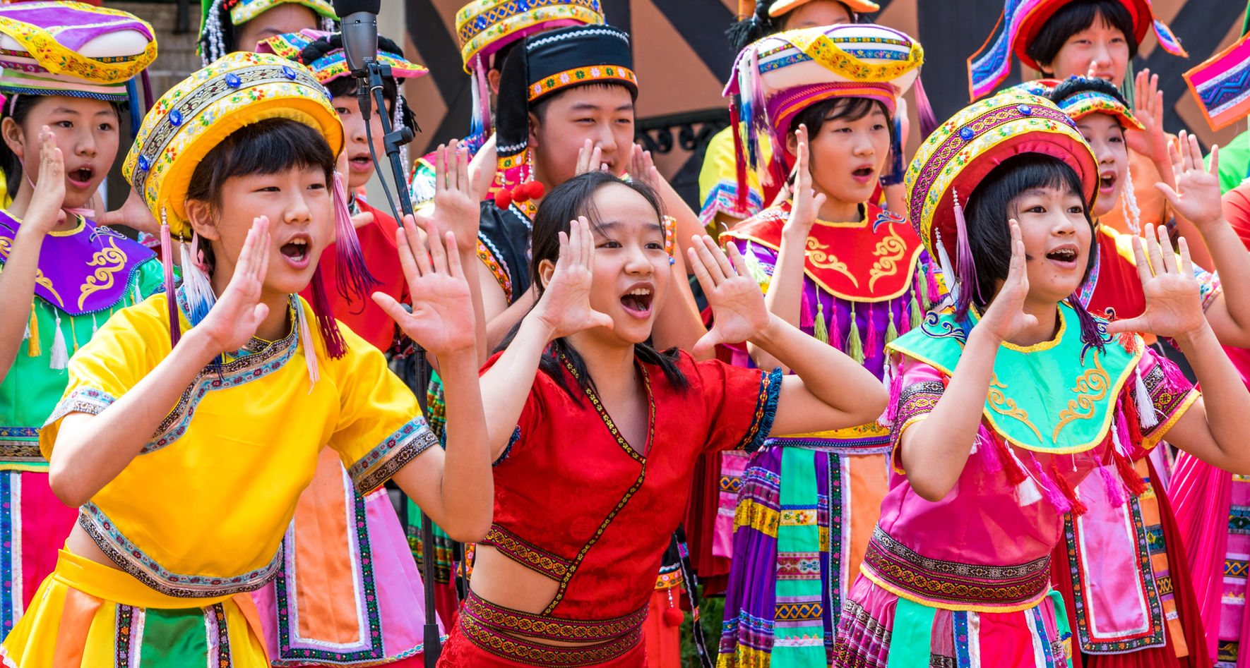 Chinesischer Chor singt in bunter Kleidung