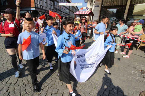 Tianjin Dolphin Hearing Disabled Children’s Choir © Matthias Bein