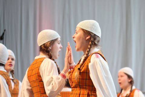 Singers hand in hand