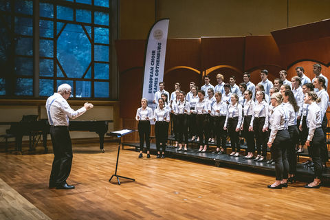 Bündner Jugendchor (Schweiz) auf der Wettbewerbsbühne der European Choir Games in 2019 © Jonas Persson