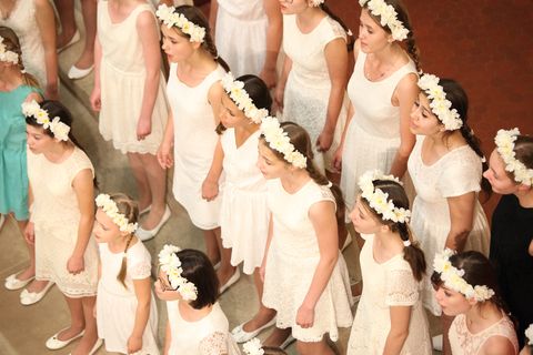 Singing Girls'Choir in white dresses