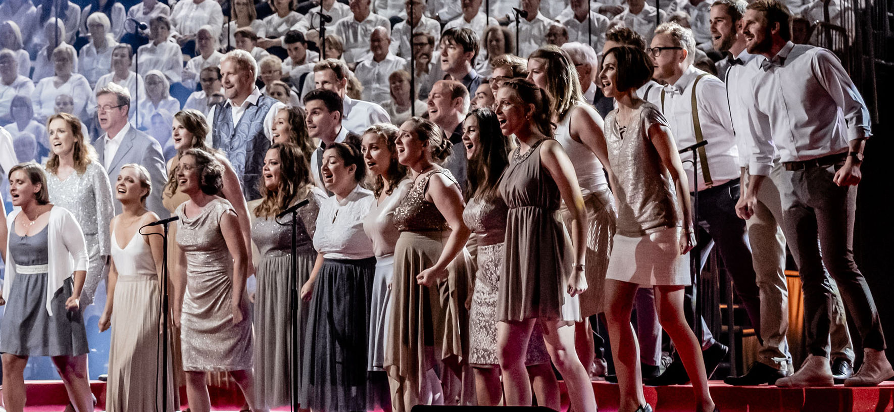 Choir performing on a big stage © Jonas Persson