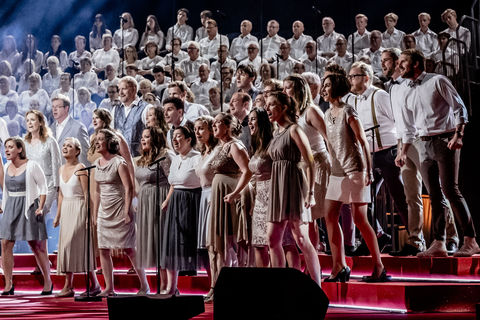 Choir performing on a big stage © Jonas Persson