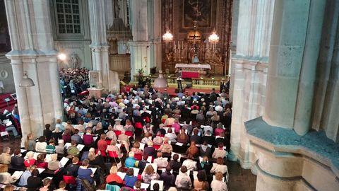 Conductor Simon Halsey and singers © INTERKULTUR