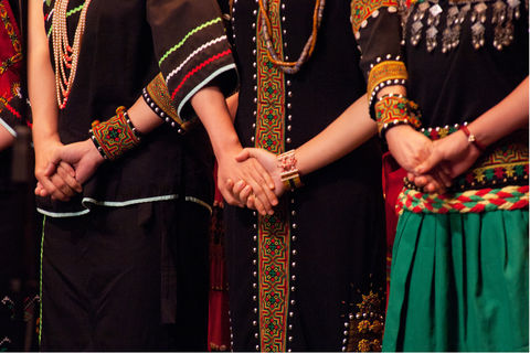 Chorsänger Hand in Hand