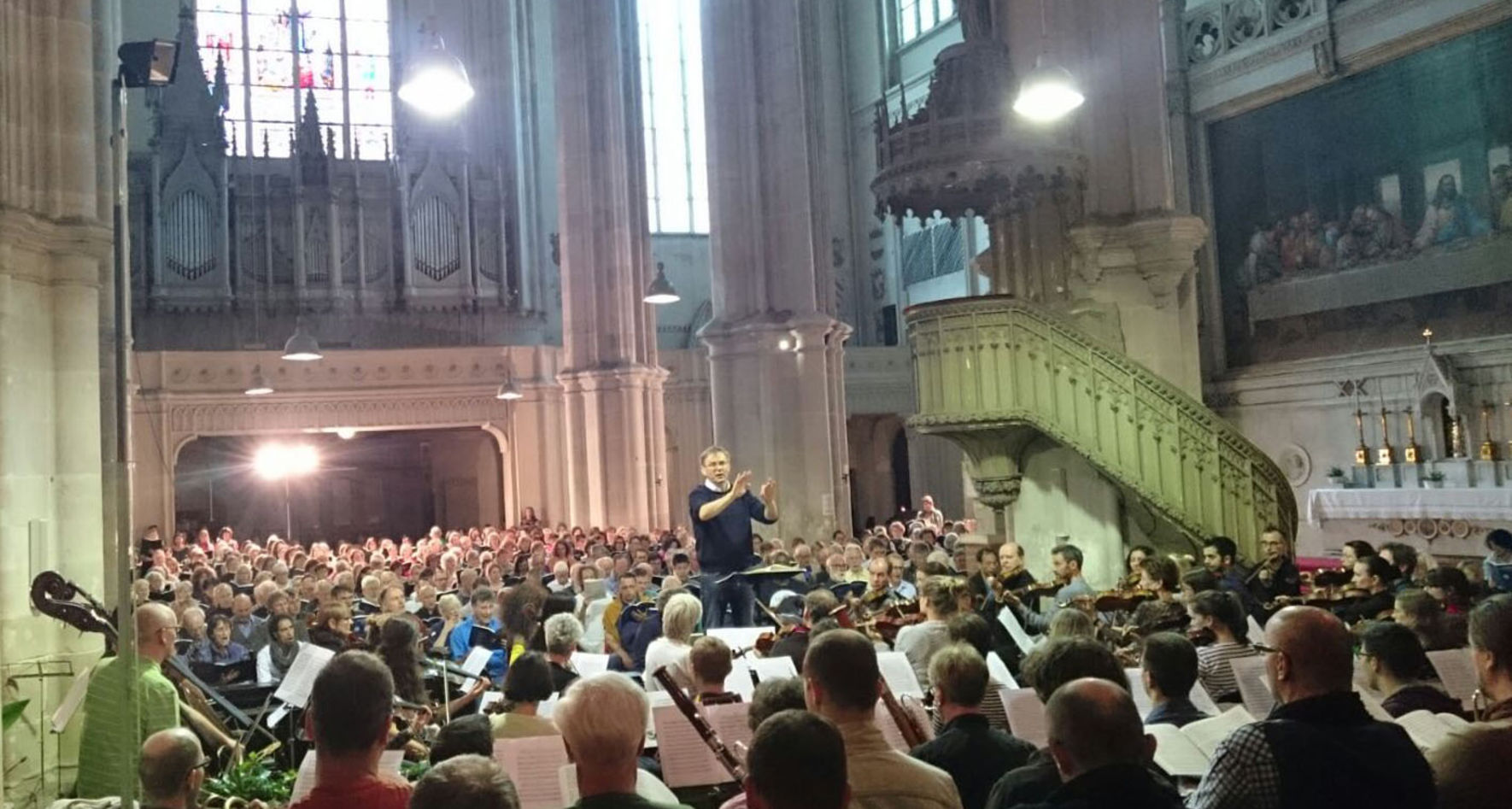 Rehearsal in the Minoriten Church with maestro Simon Halsey ©INTERKULTUR