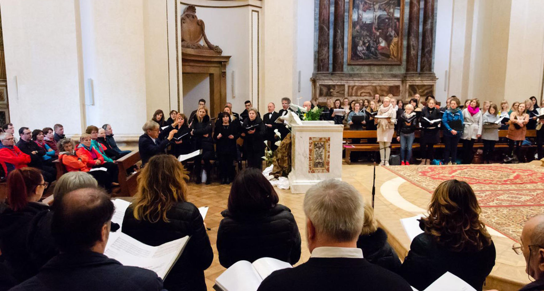 Singing together at the Opening Service © INTERKULTUR