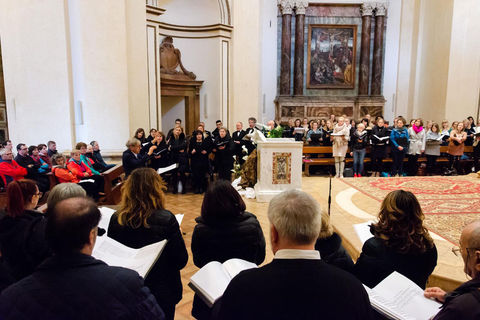 Singing together at the Opening Service © INTERKULTUR