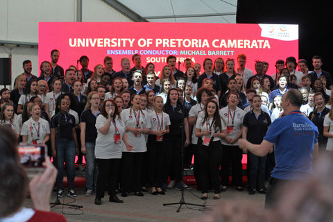 Tuks and Tykes singing together © Roger Schmidt