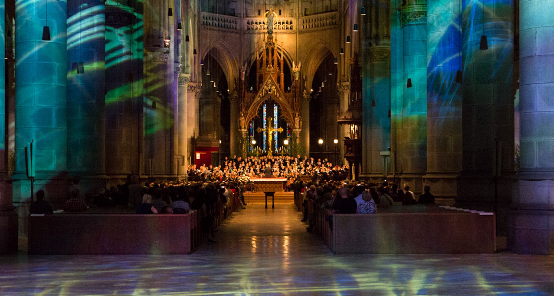 Inside the New Cathedral © INTERKULTUR