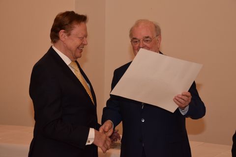 Günter Titsch receives the certificate of honor from Prof. Friedrich Lessky © INTERKULTUR