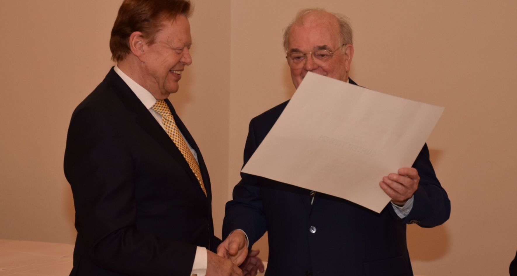 Günter Titsch receives the certificate of honor from Prof. Friedrich Lessky © INTERKULTUR