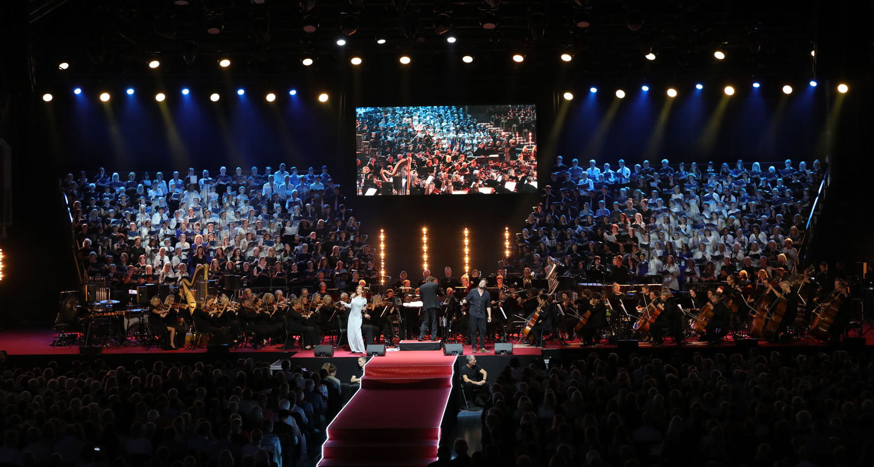Festivalchor gemeinsam mit Orchester auf großer Bühne © Studi43
