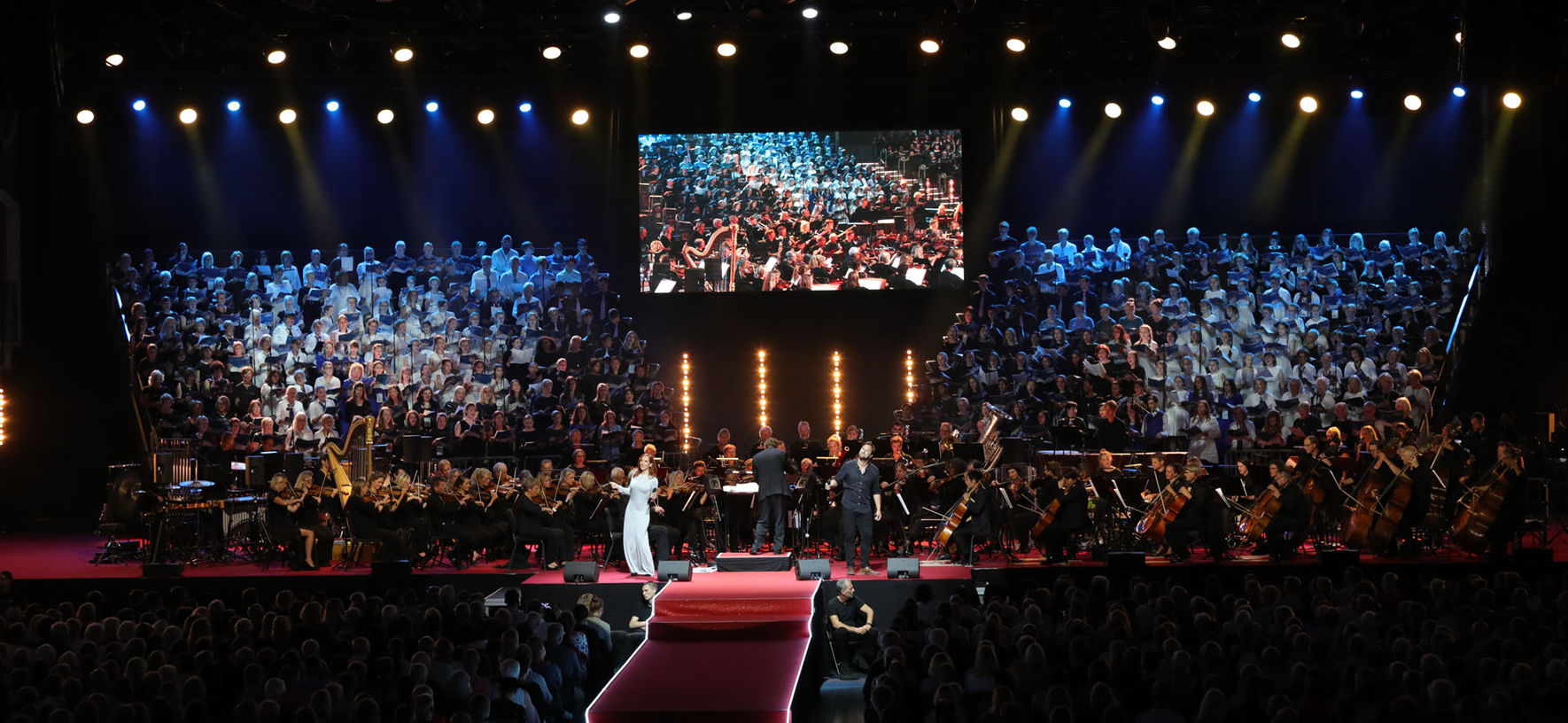 Mass Choir together with orchestra on a huge stage © Studi43