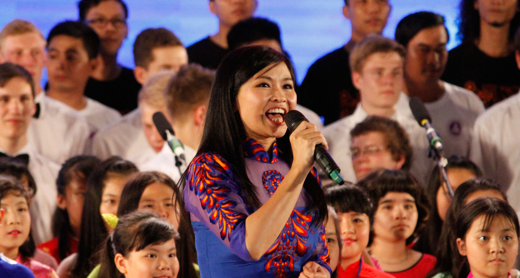 Dang Chau Anh performing at Opening Ceremony 2015 © Roger Schmidt