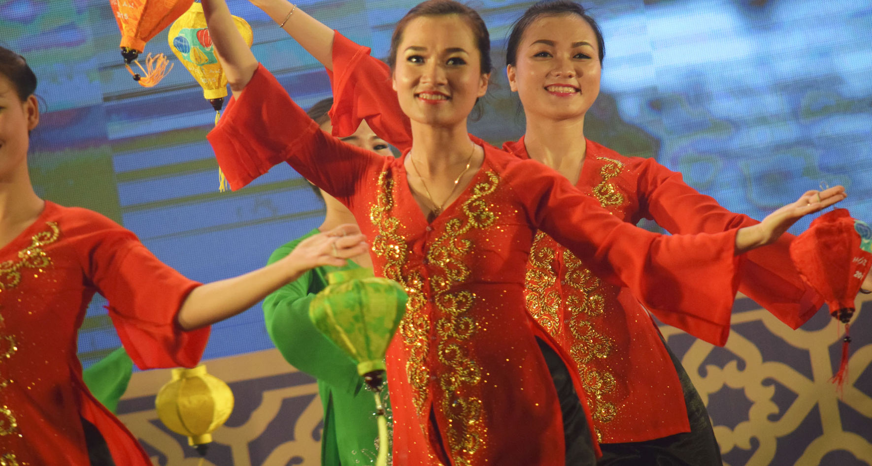 Vietnamese Dancers with traditional lanterns © Irvinne Redor