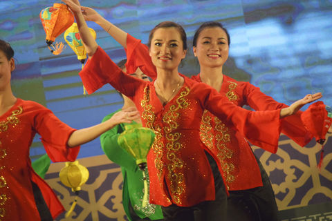 Vietnamese Dancers with traditional lanterns © Irvinne Redor
